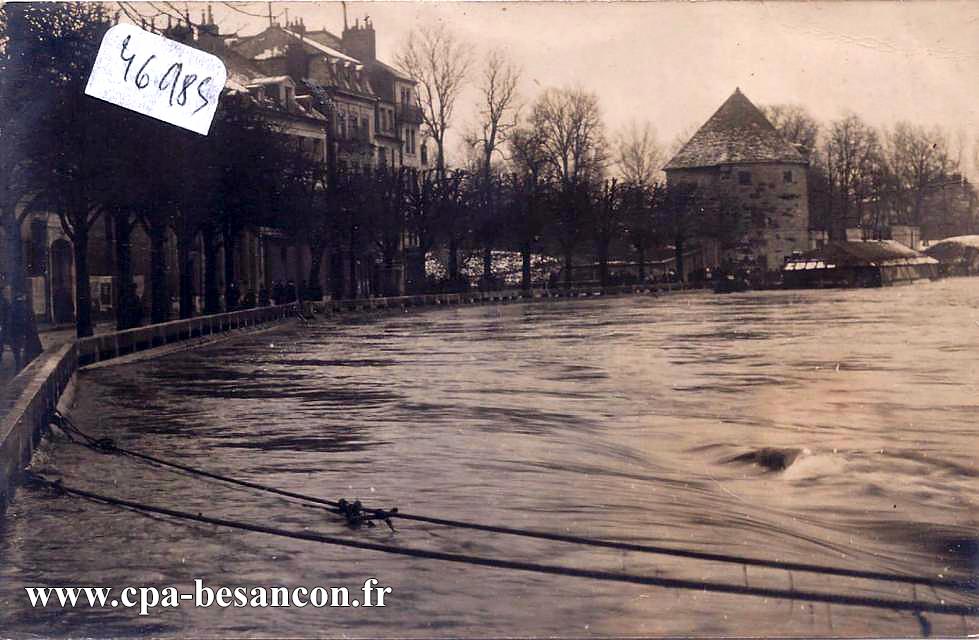Les Inondations en 1910 - BESANÇON - Quai de Strasbourg et Tour de la Pelotte